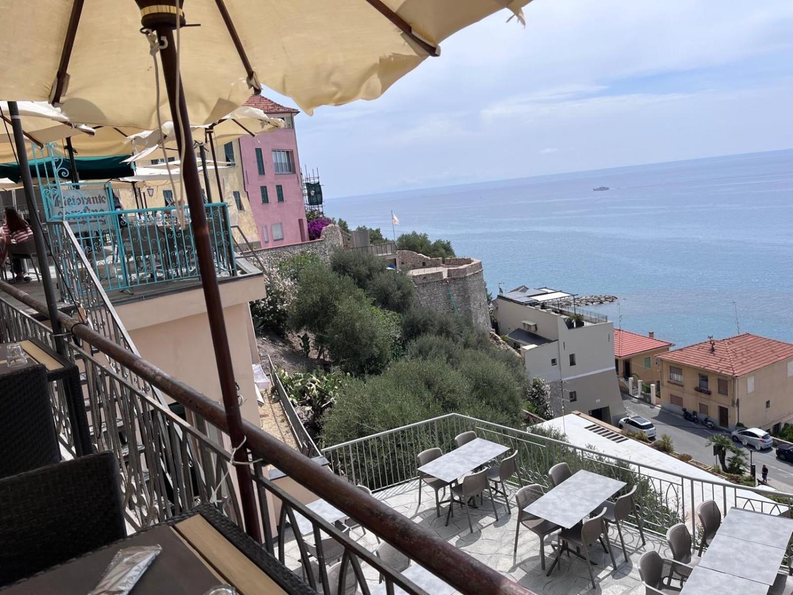 La Finestra Sul Borgo Bed & Breakfast Черво Екстериор снимка